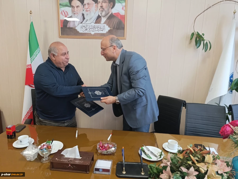 گام بلند دانشگاه ملی مهارت واحد استانی آذربایجان شرقی و صنعت برای تولید کریستال لوستر؛ تفاهم نامه ای به وسعت یک دهه آینده
 3